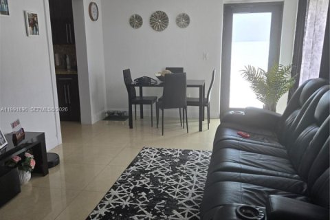 House in Hialeah, Florida 2 bedrooms, 92.53 sq.m. № 2062721 - photo 3
