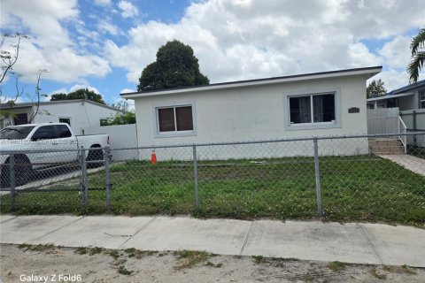 House in Hialeah, Florida 2 bedrooms, 92.53 sq.m. № 2062721 - photo 2