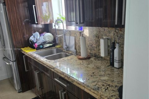 House in Hialeah, Florida 2 bedrooms, 92.53 sq.m. № 2062721 - photo 7