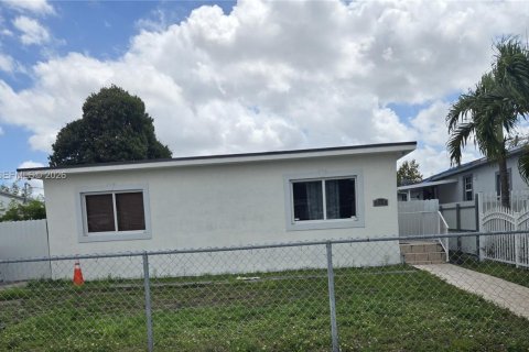 House in Hialeah, Florida 2 bedrooms, 92.53 sq.m. № 2062721 - photo 1