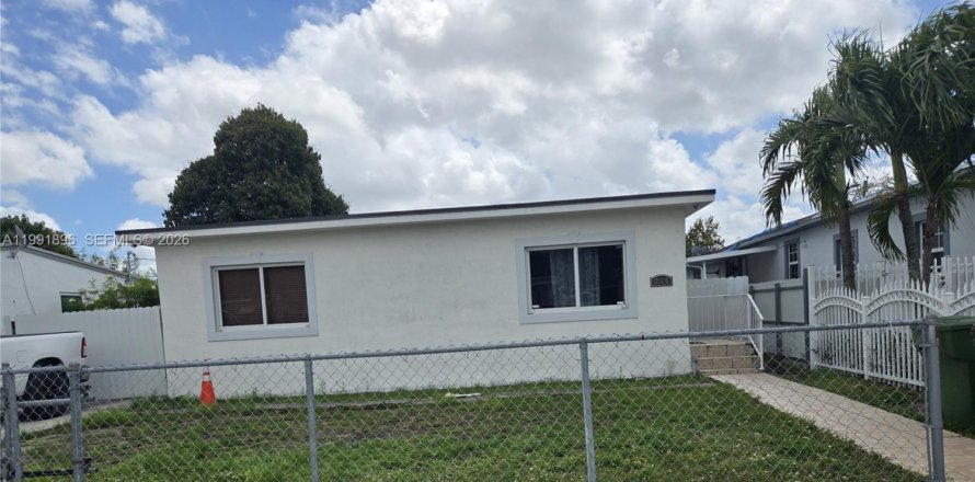 House in Hialeah, Florida 2 bedrooms, 92.53 sq.m. № 2062721