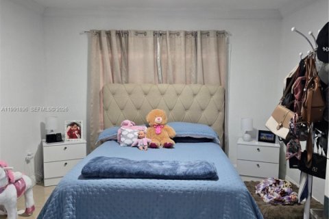 House in Hialeah, Florida 2 bedrooms, 92.53 sq.m. № 2062721 - photo 10