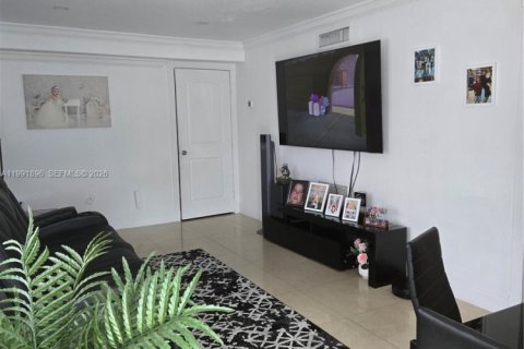 House in Hialeah, Florida 2 bedrooms, 92.53 sq.m. № 2062721 - photo 4