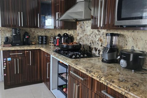 House in Hialeah, Florida 2 bedrooms, 92.53 sq.m. № 2062721 - photo 5