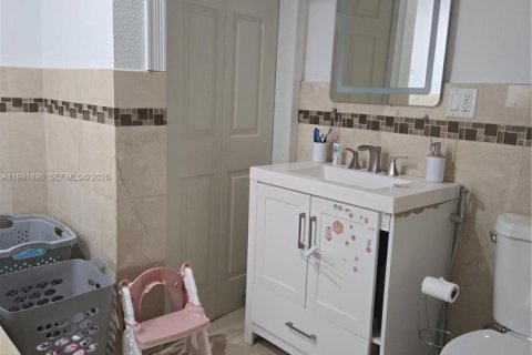 House in Hialeah, Florida 2 bedrooms, 92.53 sq.m. № 2062721 - photo 12
