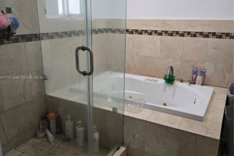 House in Hialeah, Florida 2 bedrooms, 92.53 sq.m. № 2062721 - photo 11