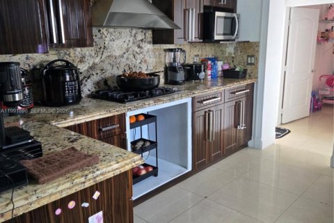 House in Hialeah, Florida 2 bedrooms, 92.53 sq.m. № 2062721 - photo 6