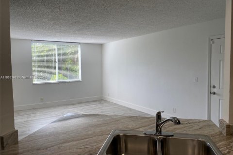 Condo in Pompano Beach, Florida, 3 bedrooms  № 1775279 - photo 2