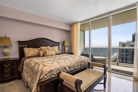 Condominio en alquiler en Hallandale Beach, Florida, 3 dormitorios, 155.61 m2 № 2409031 - foto 10