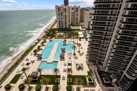 Condominio en alquiler en Hallandale Beach, Florida, 3 dormitorios, 155.61 m2 № 2409031 - foto 19