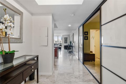 Condominio en alquiler en Hallandale Beach, Florida, 3 dormitorios, 155.61 m2 № 2409031 - foto 9
