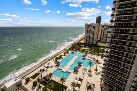 Condominio en alquiler en Hallandale Beach, Florida, 3 dormitorios, 155.61 m2 № 2409031 - foto 16
