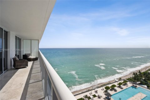 Condominio en alquiler en Hallandale Beach, Florida, 3 dormitorios, 155.61 m2 № 2409031 - foto 2