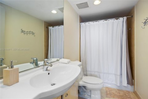 Condominio en alquiler en Hallandale Beach, Florida, 3 dormitorios, 155.61 m2 № 2409031 - foto 15