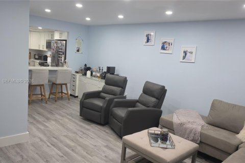 Apartamento en alquiler en Miami, Florida, 1 dormitorio, 85.66 m2 № 2246775 - foto 4