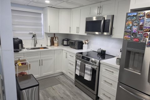 Apartamento en alquiler en Miami, Florida, 1 dormitorio, 85.66 m2 № 2246775 - foto 2