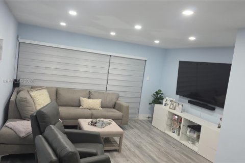 Apartamento en alquiler en Miami, Florida, 1 dormitorio, 85.66 m2 № 2246775 - foto 3