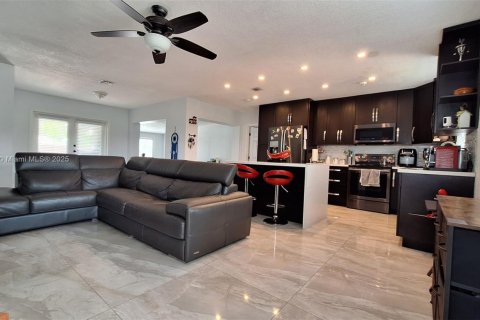 Villa ou maison à vendre à Hollywood, Floride: 3 chambres, 72.84 m2 № 1970078 - photo 3