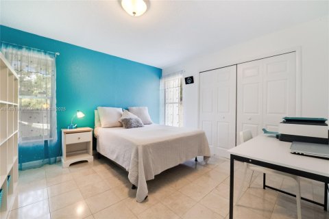 House in Palmetto Bay, Florida 4 bedrooms, 243.87 sq.m. № 1943808 - photo 15