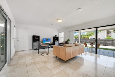House in Palmetto Bay, Florida 4 bedrooms, 243.87 sq.m. № 1943808 - photo 17