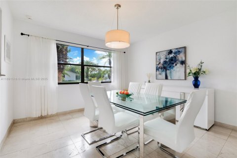 House in Palmetto Bay, Florida 4 bedrooms, 243.87 sq.m. № 1943808 - photo 8