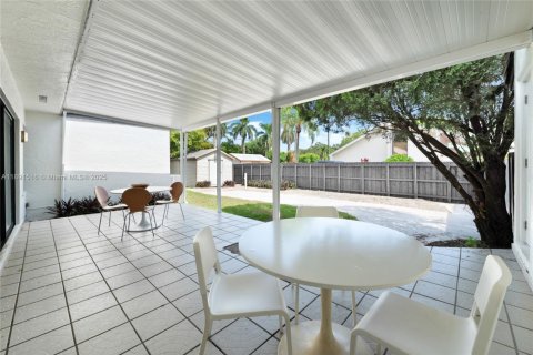 House in Palmetto Bay, Florida 4 bedrooms, 243.87 sq.m. № 1943808 - photo 30