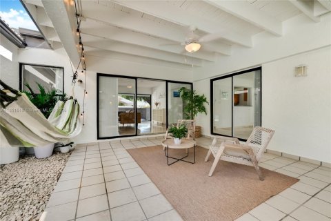 House in Palmetto Bay, Florida 4 bedrooms, 243.87 sq.m. № 1943808 - photo 22