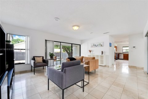 House in Palmetto Bay, Florida 4 bedrooms, 243.87 sq.m. № 1943808 - photo 18