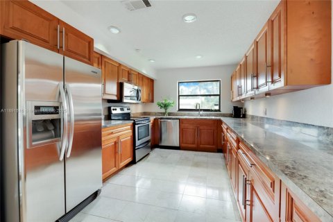 House in Palmetto Bay, Florida 4 bedrooms, 243.87 sq.m. № 1943808 - photo 9