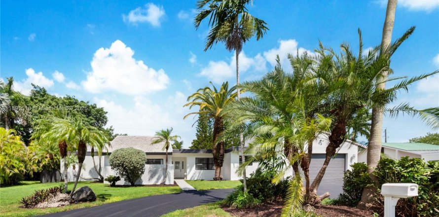 House in Palmetto Bay, Florida 4 bedrooms, 243.87 sq.m. № 1943808