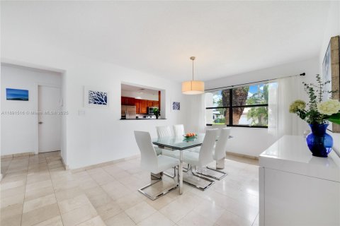 House in Palmetto Bay, Florida 4 bedrooms, 243.87 sq.m. № 1943808 - photo 7