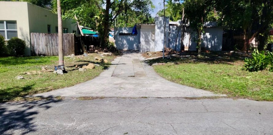 House in Biscayne Park, Florida 2 bedrooms, 91.14 sq.m. № 2012980