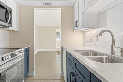 Condo in Sarasota, Florida, 2 bedrooms  № 1750136 - photo 13