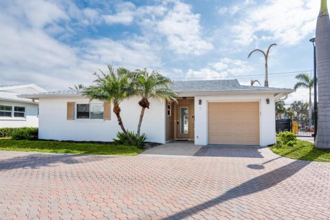 Condo in Sarasota, Florida, 2 bedrooms  № 1750136 - photo 1