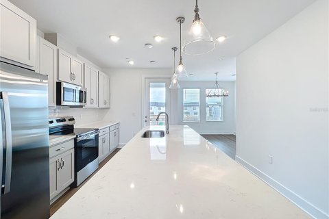 Townhouse in Winter Garden, Florida 3 bedrooms, 192.49 sq.m. № 1902686 - photo 13