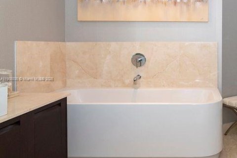 Condo in Sunny Isles Beach, Florida, 3 bedrooms  № 2012677 - photo 16