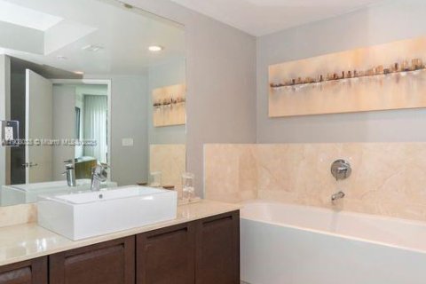 Condo in Sunny Isles Beach, Florida, 3 bedrooms  № 2012677 - photo 26