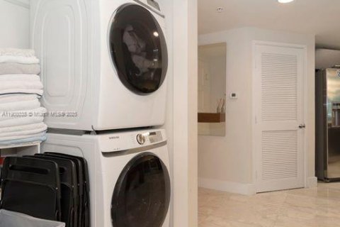 Condo in Sunny Isles Beach, Florida, 3 bedrooms  № 2012677 - photo 19