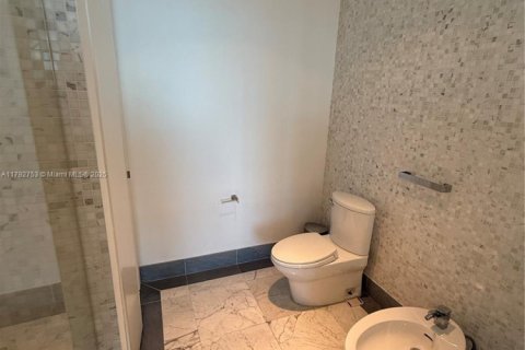 Condo in Miami, Florida, 2 bedrooms  № 1657673 - photo 11