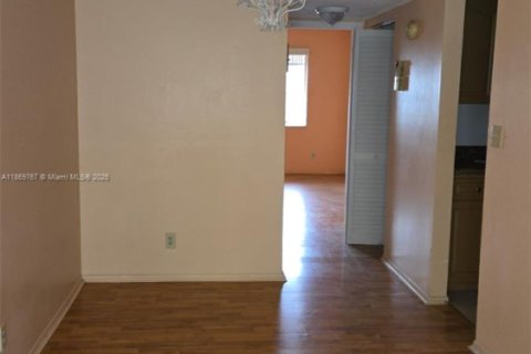 Condominio en Lauderdale Lakes, Florida, 1 dormitorio  № 1981034