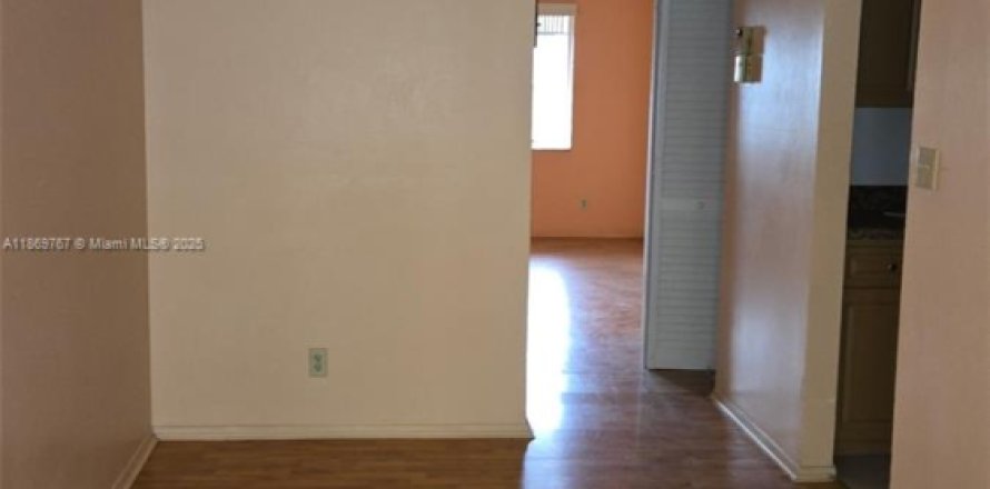Condominio en Lauderdale Lakes, Florida, 1 dormitorio  № 1981034