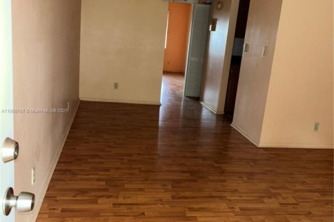 Condominio en alquiler en Lauderdale Lakes, Florida, 1 dormitorio, 61.5 m2 № 1981034 - foto 7