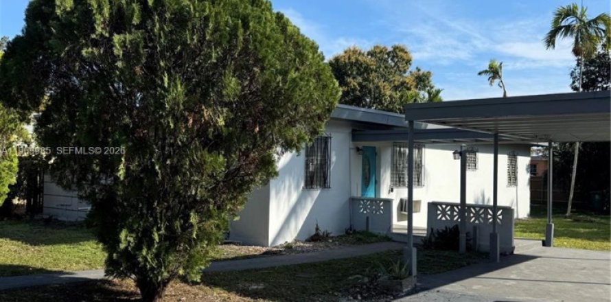 Casa en North Miami, Florida 3 dormitorios, 120.68 m2 № 2031852