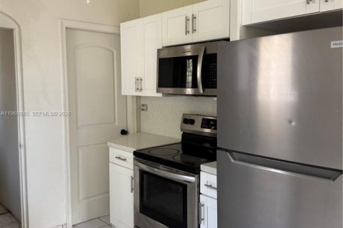 Casa en alquiler en North Miami, Florida, 3 dormitorios, 120.68 m2 № 2031852 - foto 6