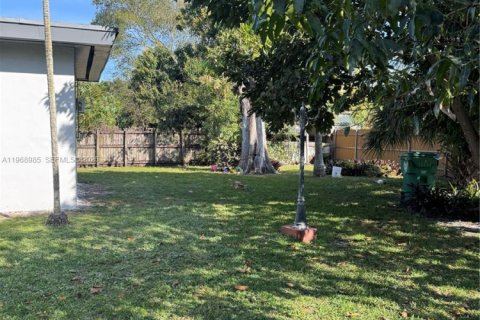 Casa en alquiler en North Miami, Florida, 3 dormitorios, 120.68 m2 № 2031852 - foto 3