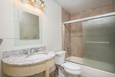House in Sunrise, Florida 3 bedrooms, 152.82 sq.m. № 1809202 - photo 13