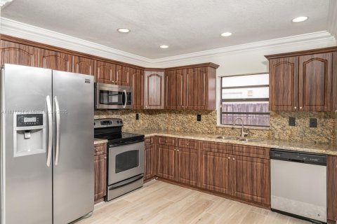 House in Sunrise, Florida 3 bedrooms, 152.82 sq.m. № 1809202 - photo 7
