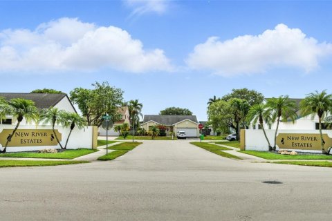 House in Sunrise, Florida 3 bedrooms, 152.82 sq.m. № 1809202 - photo 27