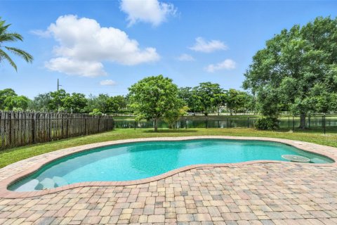 House in Sunrise, Florida 3 bedrooms, 152.82 sq.m. № 1809202 - photo 21