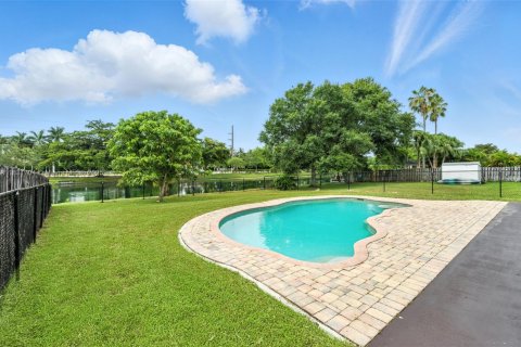 House in Sunrise, Florida 3 bedrooms, 152.82 sq.m. № 1809202 - photo 20